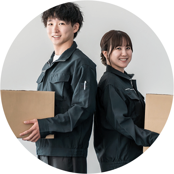 段ボールを運ぶ作業スタッフの男女