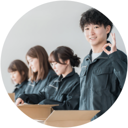 室内で梱包・仕分けをする作業スタッフ